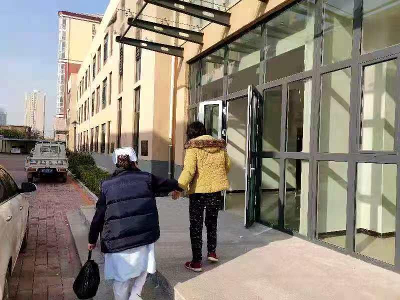 因患精神病19岁少女被锁10年,女子因精神病被锁在家中