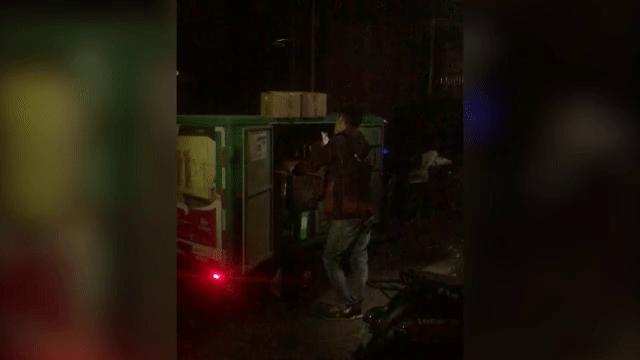 泪奔快递员,泪奔外卖小哥瑟瑟发抖泣不成声