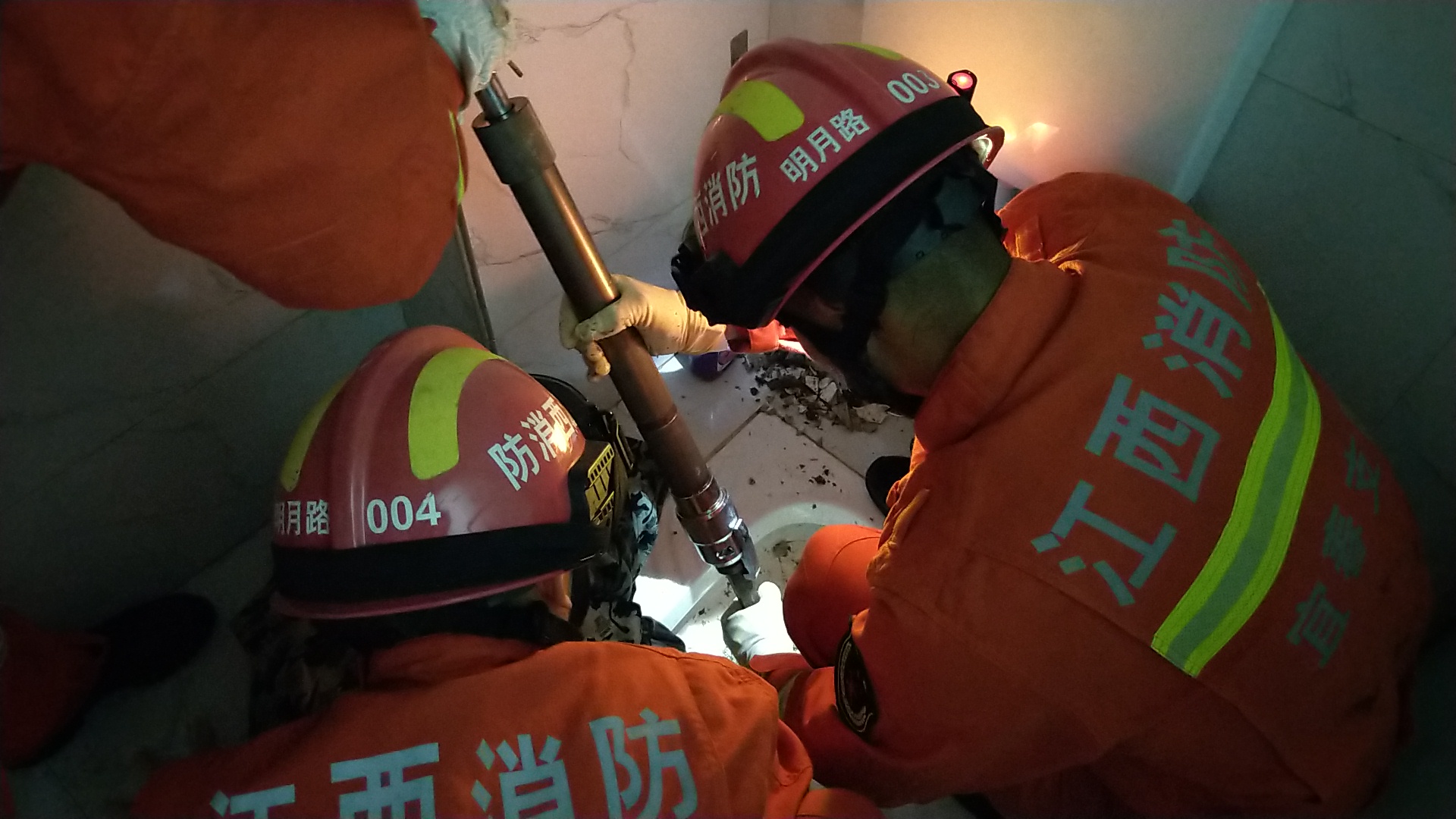 百岁老人被卡马桶消防10分钟救出,七旬老人被卡一夜消防员钻墙缝救