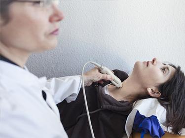 甲状腺癌结节靠近包膜,甲状腺结节离哪儿越远越好