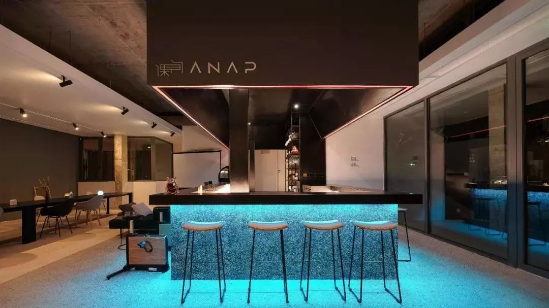 重回校园体验大学生,重回校园操场体验青春活力