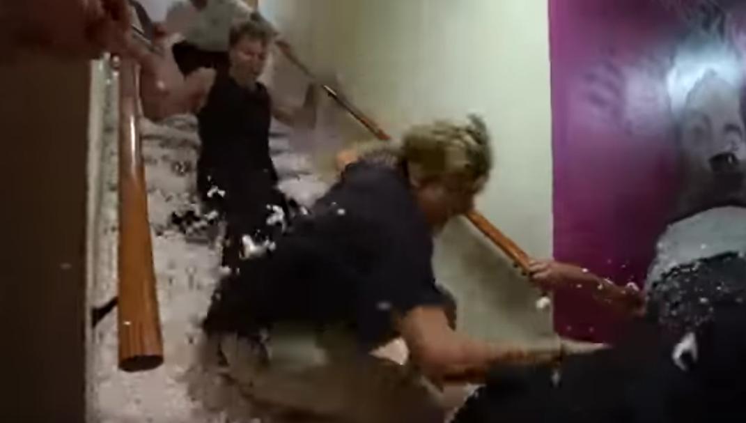 用100万个海洋球填满房间,50万个海洋球装在房间