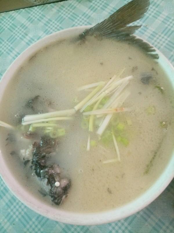 炖鲫鱼汤下来扔什么料,炖鲫鱼汤把鱼弄碎好还是不弄碎