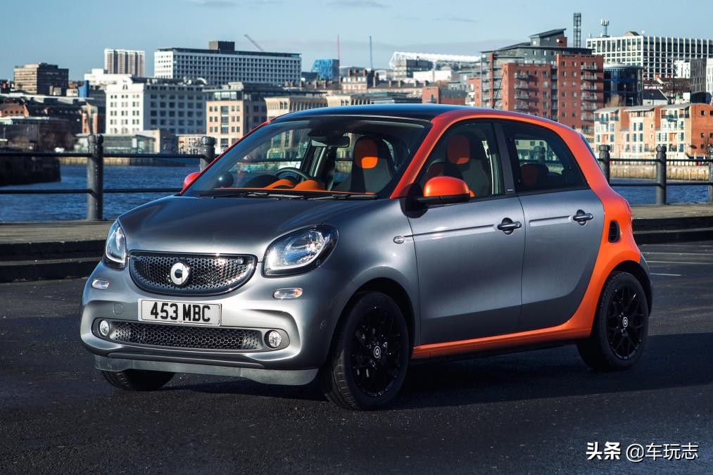 四门四座奔驰SmartForFour造型怪异，反正还是有人欣赏