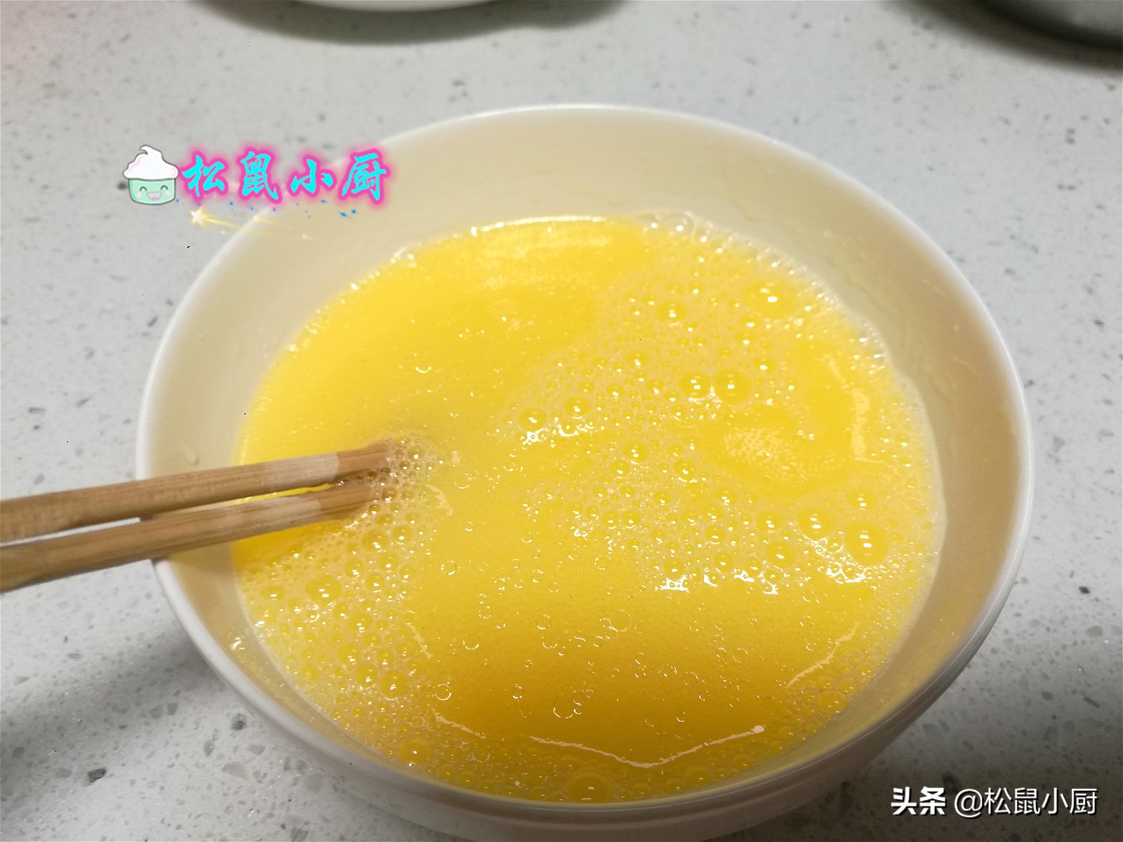 摆摊炸油条怎么做酥脆松软,想吃油条在家就能做家庭版炸油条