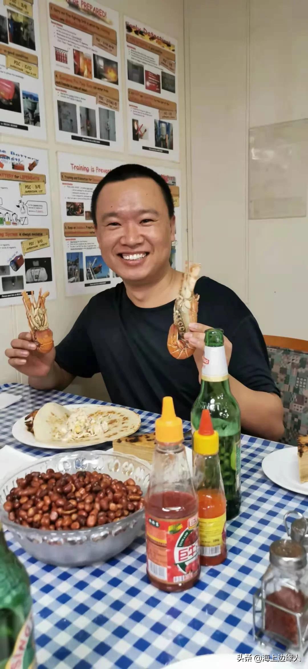 好消息:没有电视信号也可以看新闻联播了，漂泊在大海上随时可看