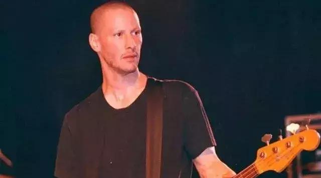 这个男人爱狗如命，颜值可以甩小李子几条街，你不知道的是......