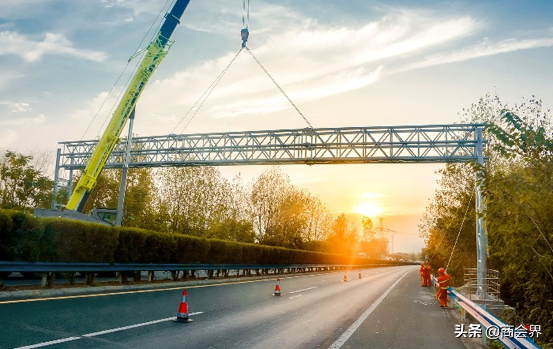 鄂渝省界站首座etc门架吊装成功,省界etc门架