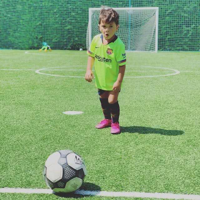 梅西接班人不愁了！二儿子复刻经典一幕萌版长途奔袭+世界波