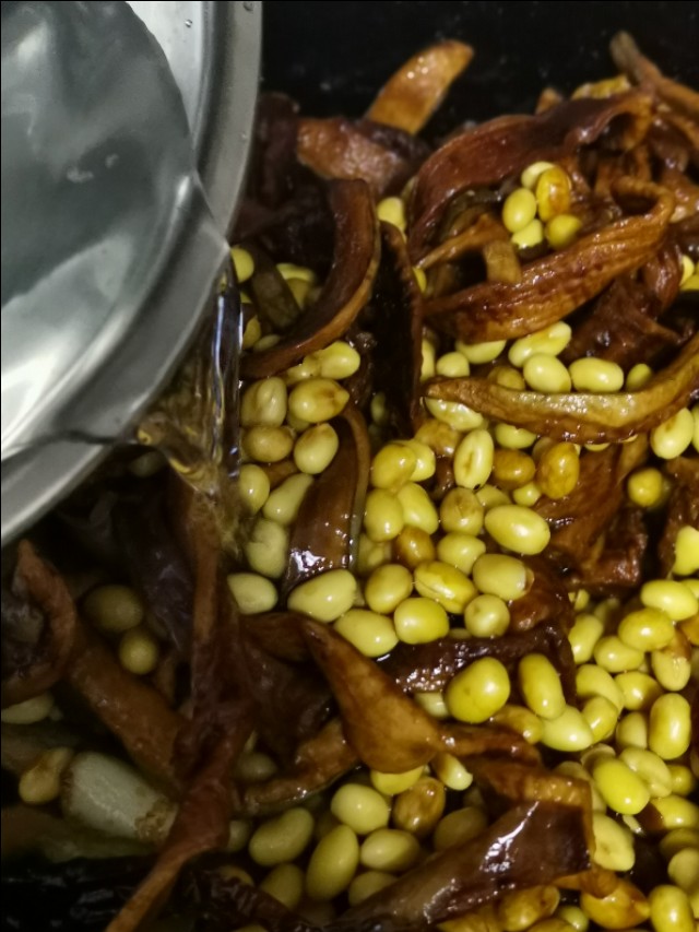 铁锅可以煮咸菜吗,用铁锅烀萝卜缨子咸菜