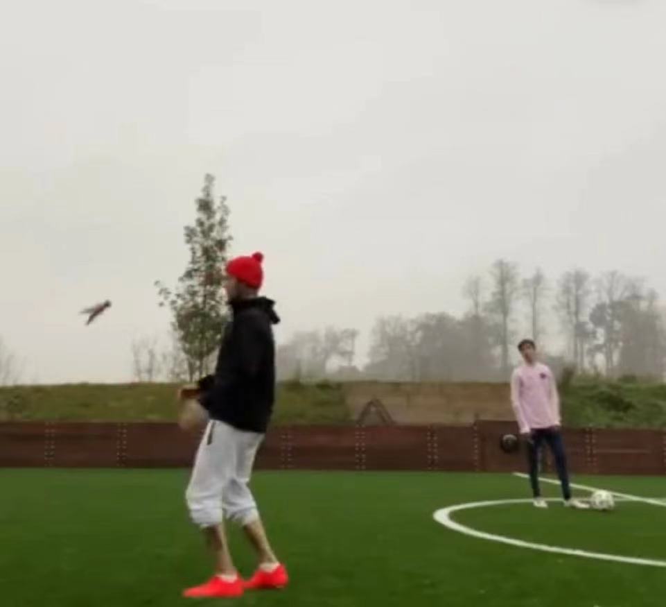 贝克汉姆罗圈腿,贝克汉姆黑西裤踢足球