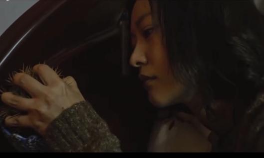 3次被“爱情”抛弃，因“全裸”出镜一举成名，如今成为单亲妈妈