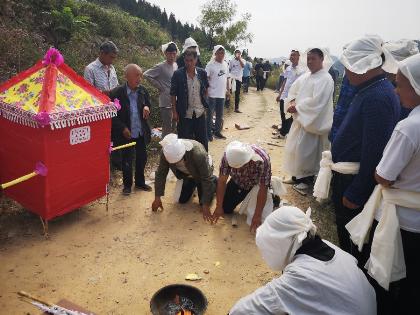 不火化直接土葬违法吗,不火化直接土葬会有什么处罚