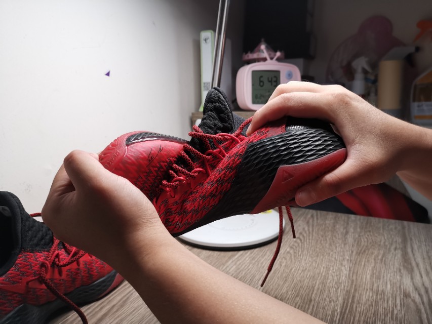 一分钱一分货，便宜也掩盖不了缺陷。匹克闪电路威战靴实战评测。