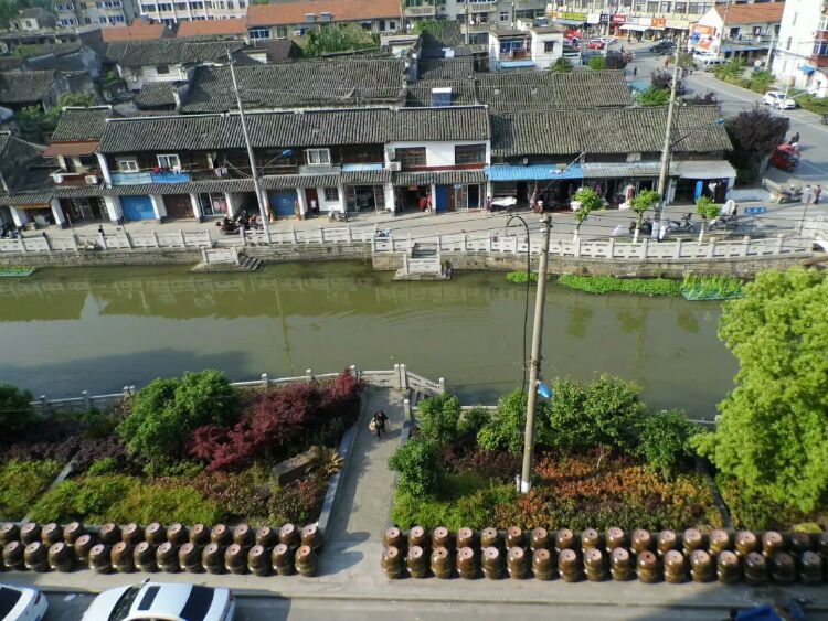 王店古称梅里，始建于五代后晋天福年间，距今有1000多年（2）。