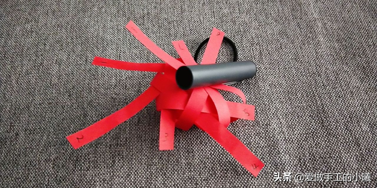 用折星星的纸条做灯笼,用纸条折红红的小灯笼