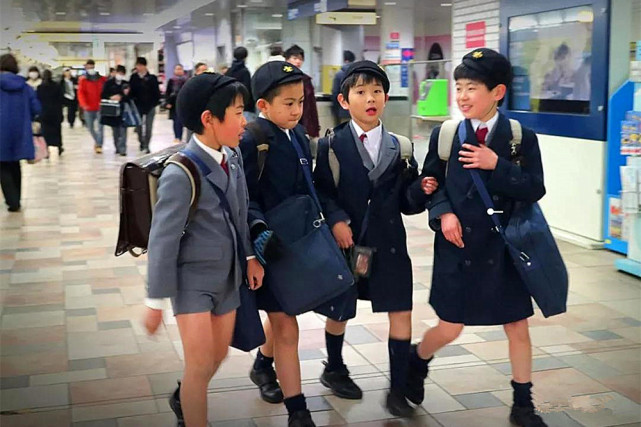 中国家长接送孩子放学,国外父母接送孩子上学