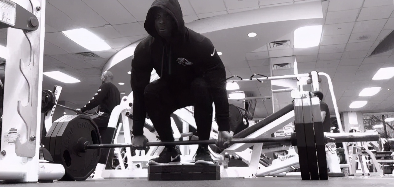 光脚硬拉可以吗,140公斤健身直腿硬拉