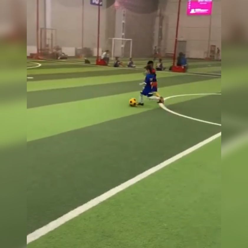 六岁足球过人,6岁中国男孩精通球星球技视频
