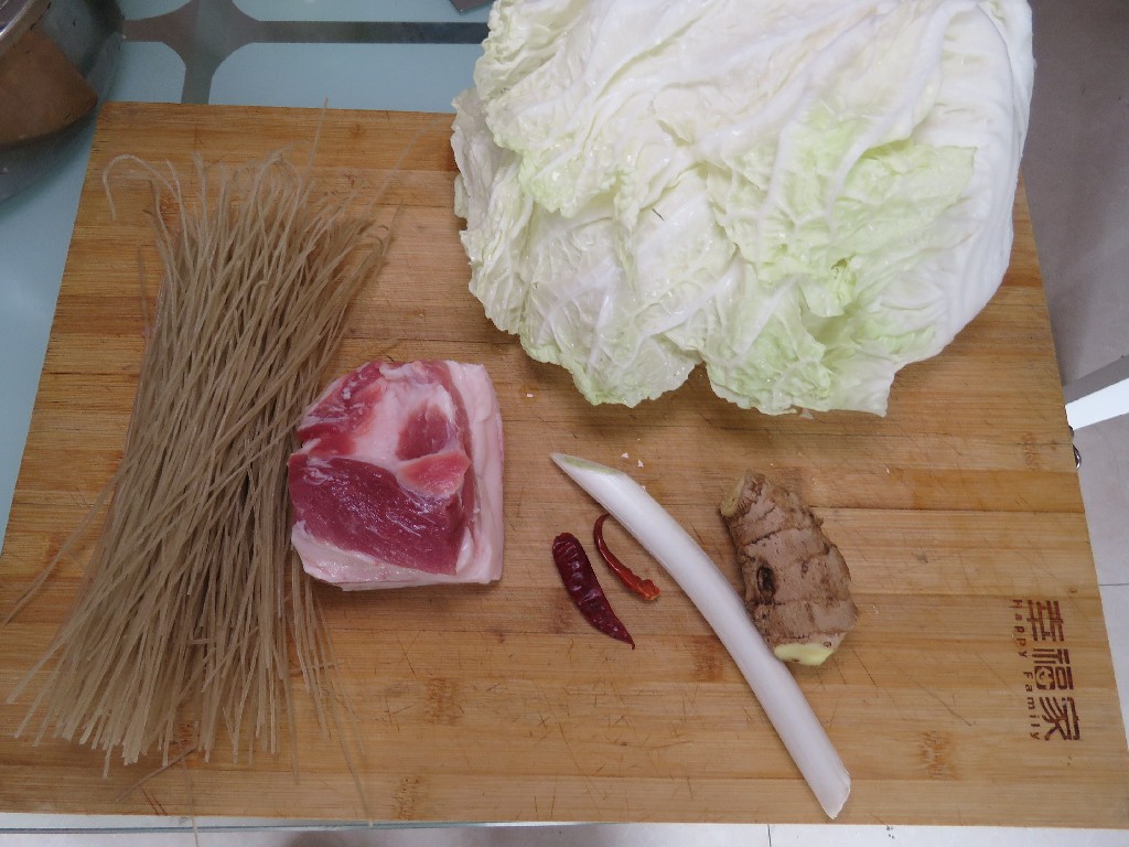 白菜炖粉条怎样做才最好吃,五花肉炖白菜炖豆腐炖粉条的做法