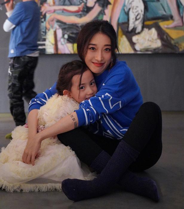 黄磊女儿多多穿长裙聚会,黄磊女儿多多吊带红唇