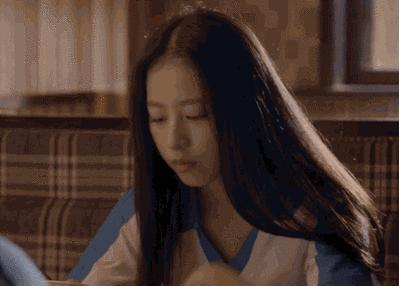 想与时尚并肩而行，不妨向周雨彤学习白色穿搭，让你美的与众不同