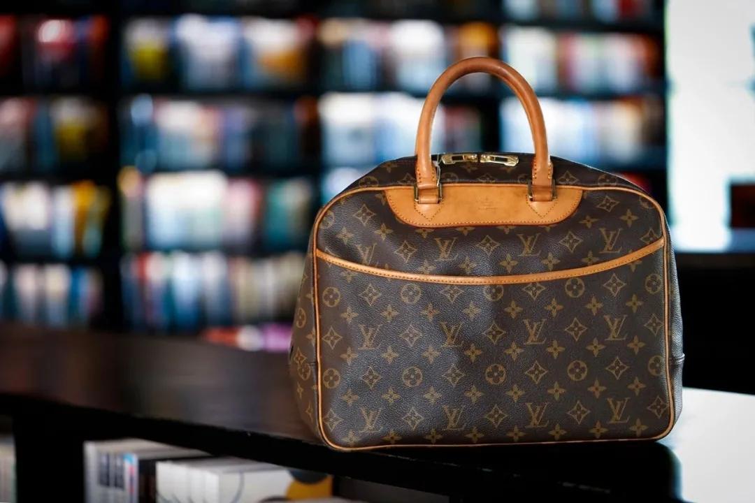 还记得2000年拿下黄子华的中环女律师MissMo穿过什么吗？