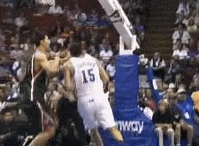 易建联国家队16年,易建联16岁时扣篮