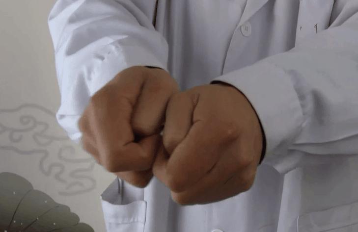 手腕疼不用愁，每天坚持一个小动作，摩擦刺激穴位，缓解手腕疼痛