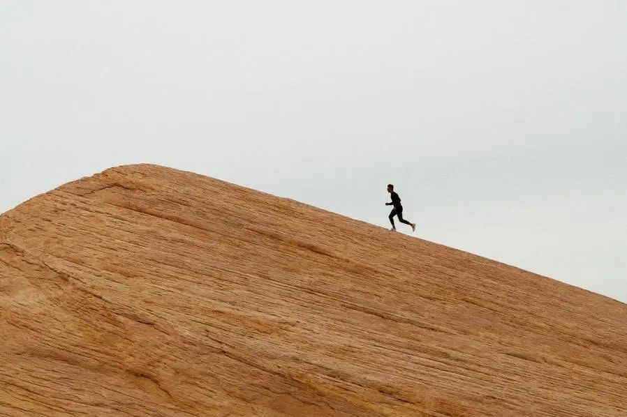 厚道人不吃大亏：修表匠逆袭，从负债累累到年入500亿