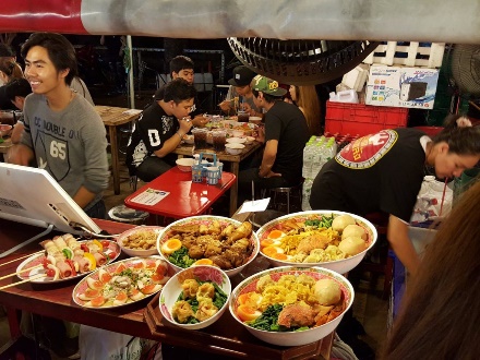 逛曼谷火车头夜市芒果西施,逛曼谷百丽宫美食中心