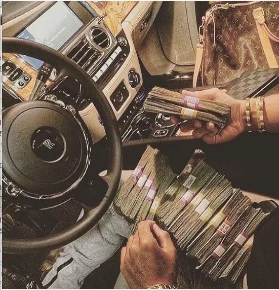 国外富二代圣诞集体炫富：私人飞机只是入门水平，奢侈品堆满全身