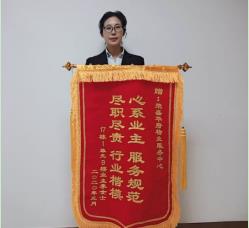 锦旗的背后故事,锦旗背后的故事警察