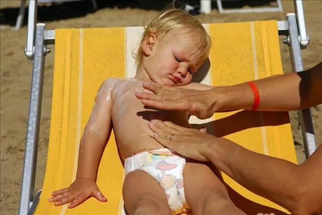 小孩中暑的症状和处理方法,小孩中暑的症状是什么及解决办法