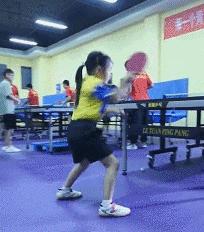 7岁女童案板下学习一个月走红,湖北7岁女孩躲菜市场案板下上课