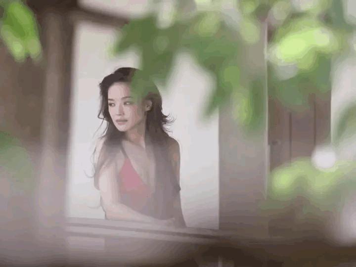 8位标准的都市美女，古装扮相略显违和，一换上现代装就艳丽逼人