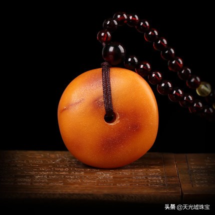 新老蜜蜡,蜜蜡鉴别用灯光照真假对比