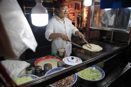 这座城以夜市美食闻名,传承千年彻夜灯火,通明人山人海