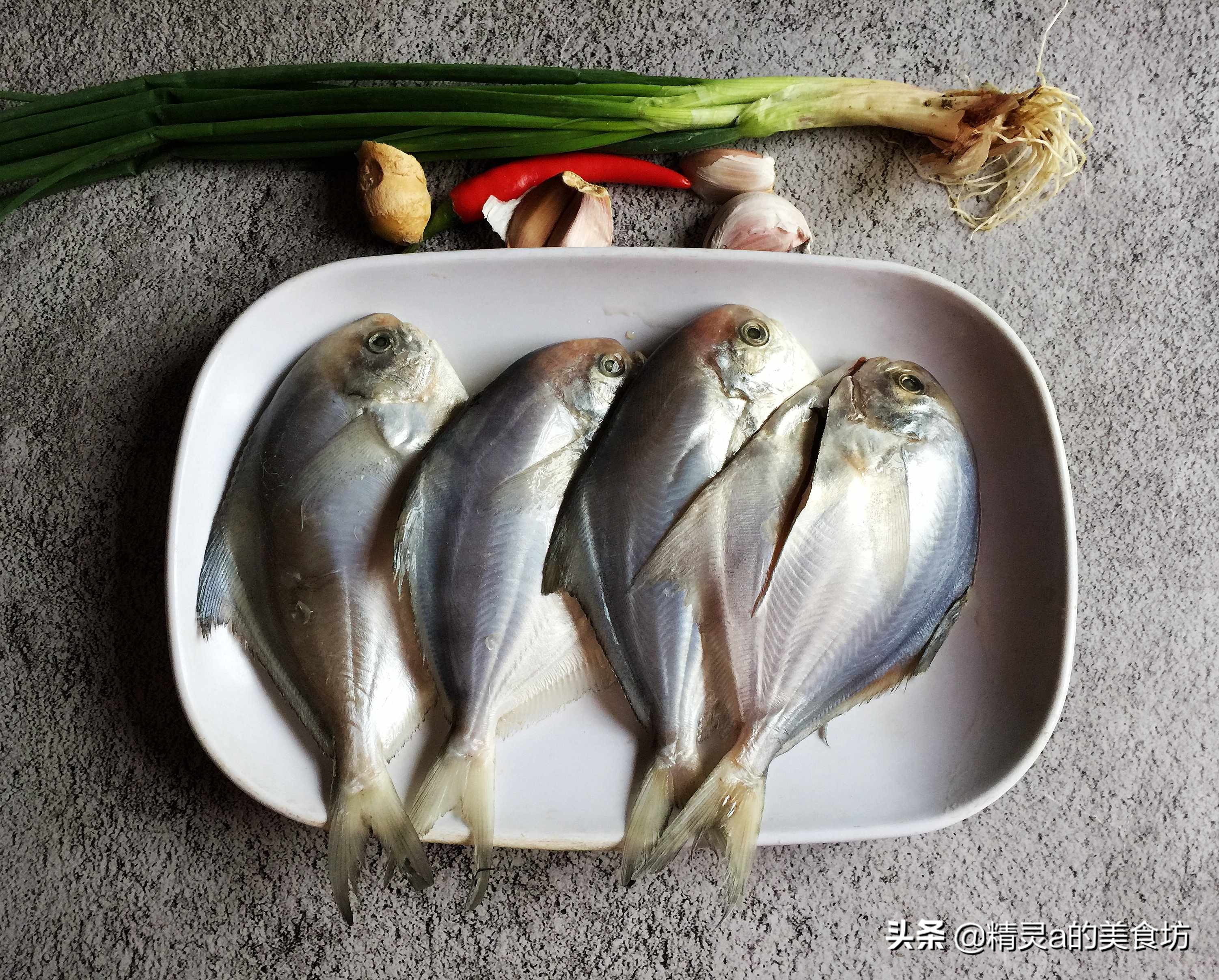 这才是清蒸鱼的正确做法鲜嫩可口,清蒸鱼该怎么做才能既入味又鲜嫩