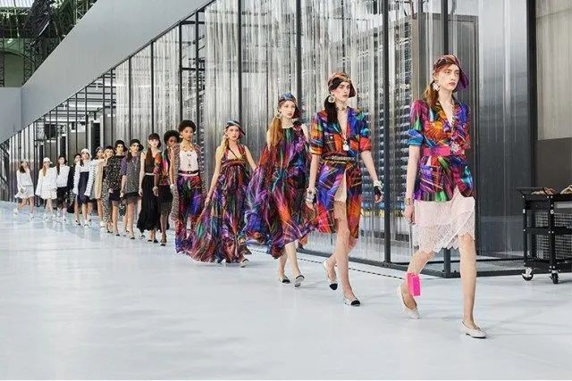 颠覆传统设计的时装秀,让你惊艳的时装秀场布置