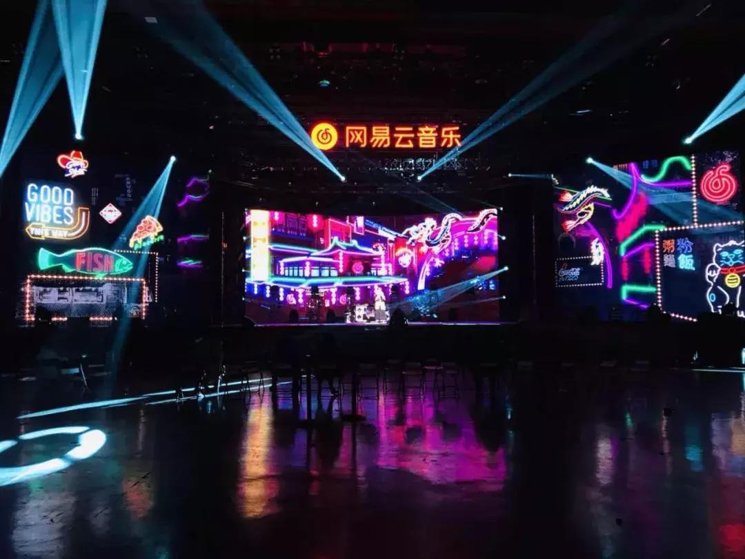 现身硬地围炉夜，范小米直播采访网易云火爆原创音乐人