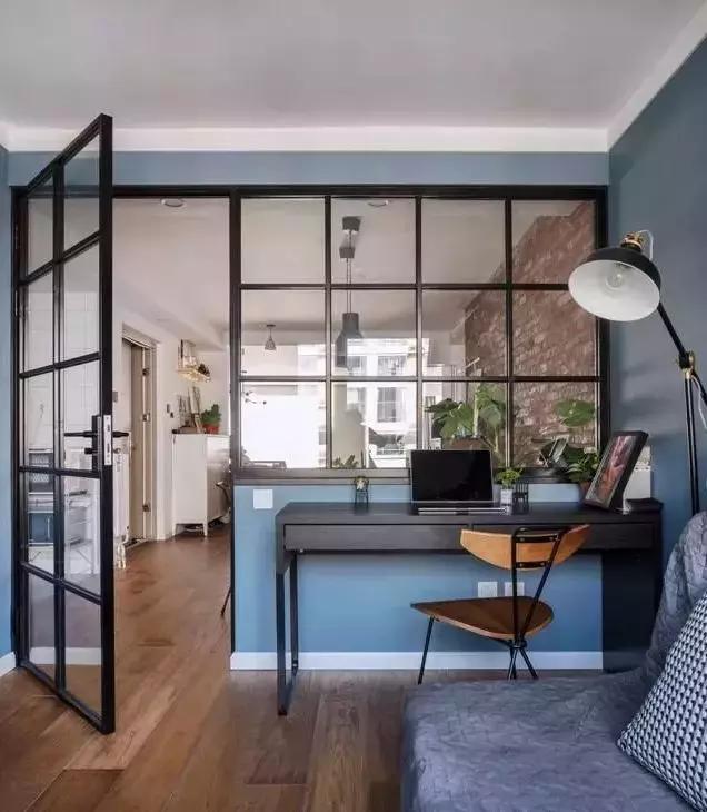 这种黑框玻璃门简直和小户型绝配,一切小黑屋都能被玻璃砖治愈