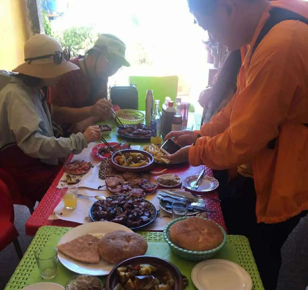 万能张与嬉嬉旅行