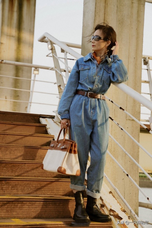 50岁女人穿t恤配牛仔裤好看吗,50岁的女人穿搭要做减法