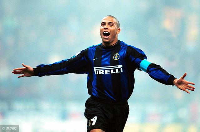 足球装备哪个版本最好看,足球纪念品装备