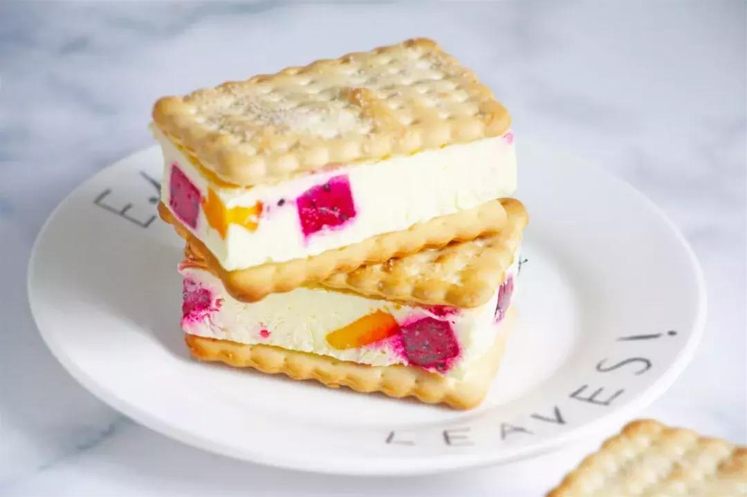 风靡全球的冰淇淋三明治,马卡龙冰淇淋三明治草莓蛋糕