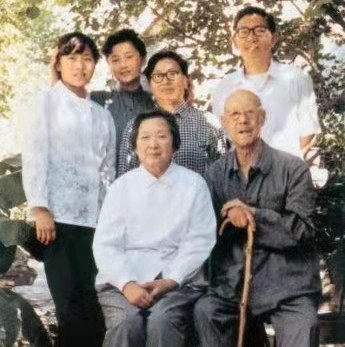 陈毅病逝后，毛主席看到一老人所作挽联，嘱托周总理给他安排工作