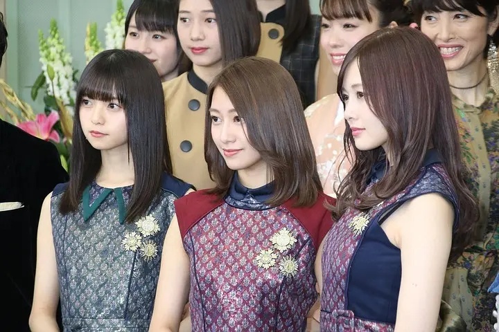 她是乃团的“废材”，是乃团的第一任队长，我们喜爱的婊队长