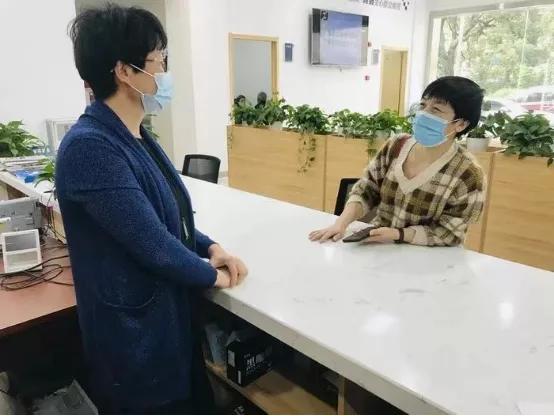 那个背我的警官说：“你可以像信任儿子一样完全信任我！”