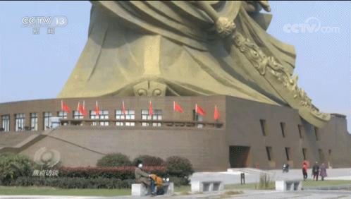 从荆州关公到贵州女神：中国建筑为啥越建越大、越建越土？